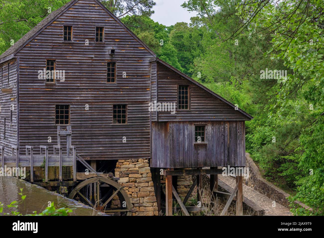 Raleigh, North Carolina, USA - 1 maggio 2022: Storico Yates Mill che ancora opera ed ha più di 200 anni nella contea di Wake Foto Stock