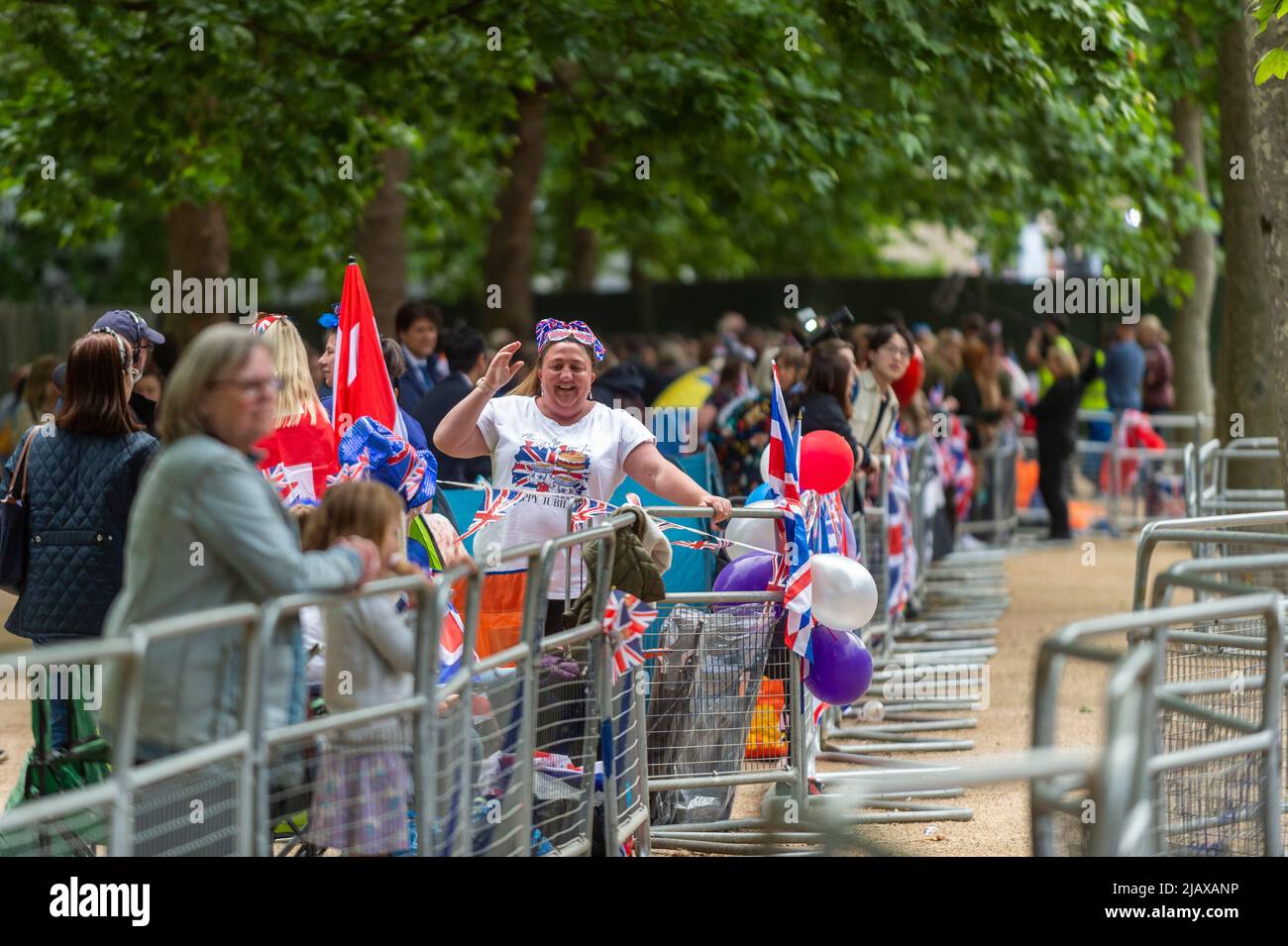 Londra, Regno Unito. 1 giugno 2022. I tifosi reali nel Mall davanti al Trooping the Color il giorno successivo e l'inizio di quattro giorni di celebrazione commemorativa del Giubileo del platino della Regina per riconoscere il regno dei 70 anni della Regina. Credit: Stephen Chung / Alamy Live News Foto Stock