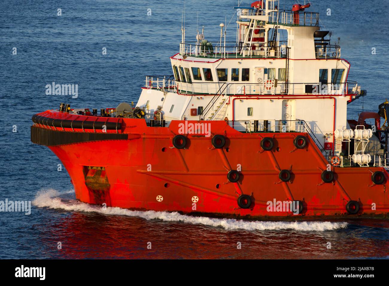 Piattaforme petrolifere con barca di rifornimento per il trasporto di persone o materiali a piattaforme vicine, South China Sea, Malesia Foto Stock