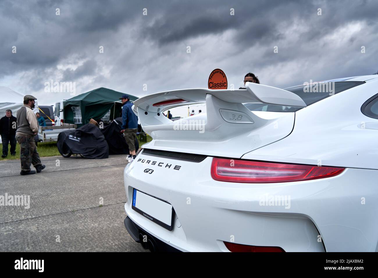 Hildesheim, Germania, 21 maggio 2022: Ritorno della Porsche GT3 bianca da corsa al bordo di un evento di gara con vetture classiche Foto Stock