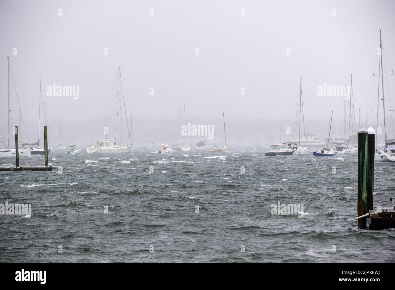 Foto d'archivio di Tropical Storm Henri dal 2021 a Newport, Rhode Island. Vista delle barche a vela e dei moli durante una tempesta. Foto Stock