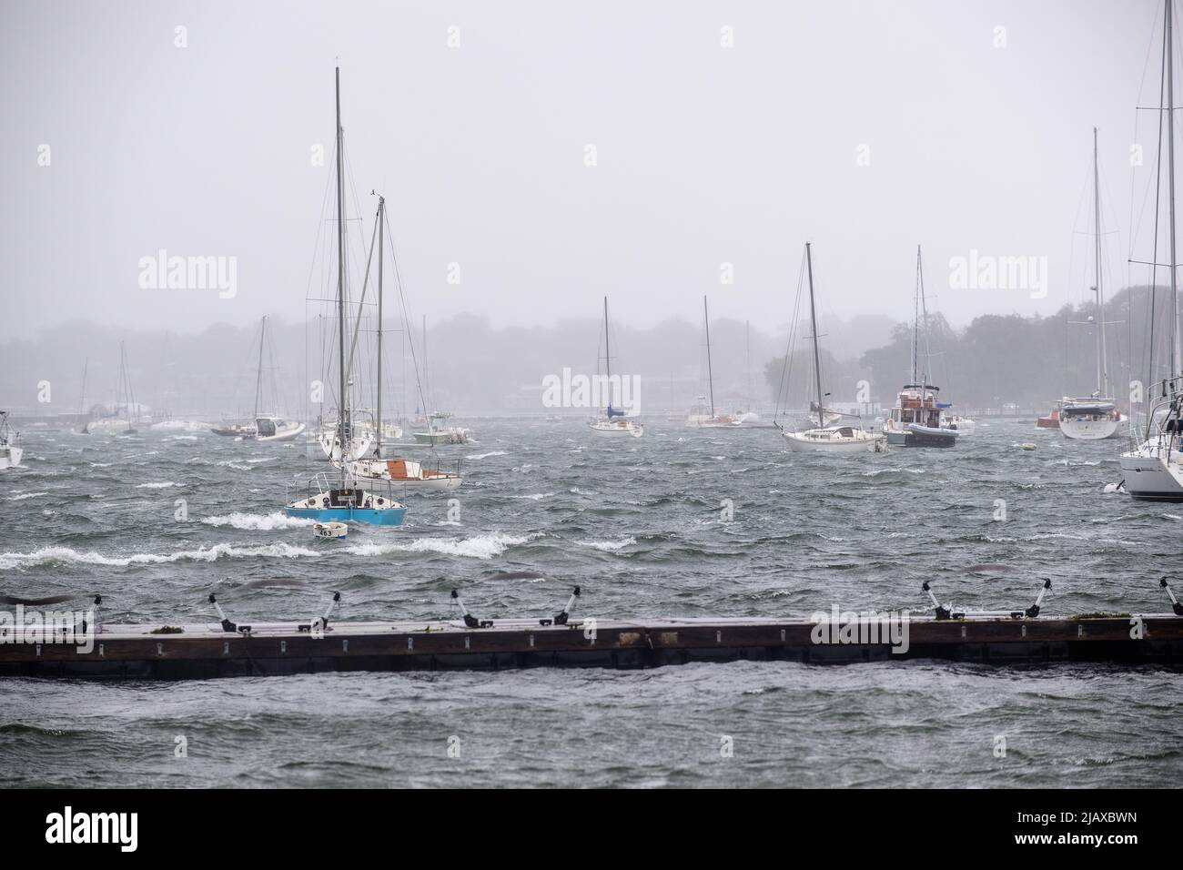 Foto d'archivio di Tropical Storm Henri dal 2021 a Newport, Rhode Island. Vista delle barche a vela e dei moli durante una tempesta. Foto Stock