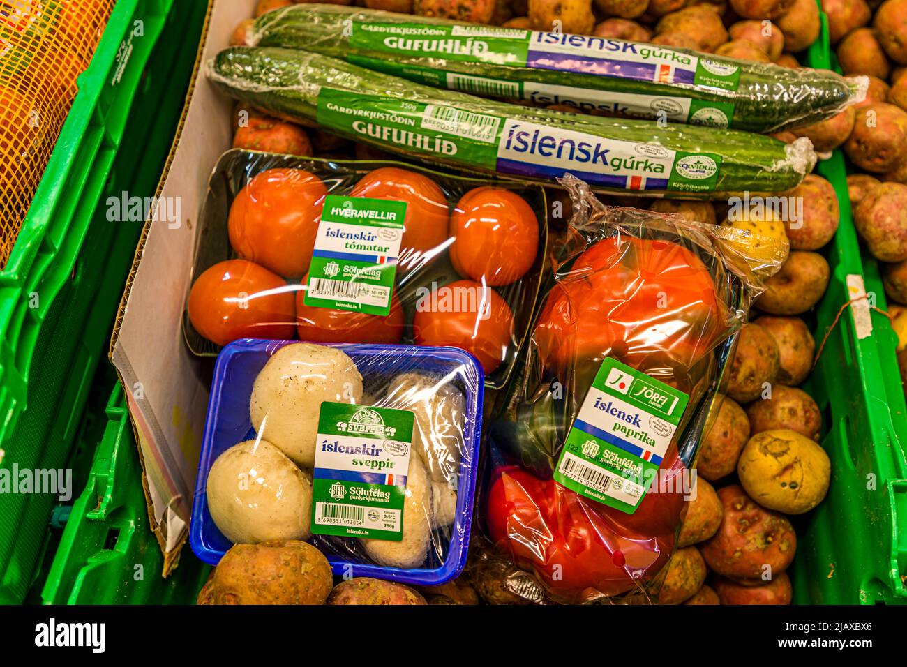 Verdure provenienti da serre islandesi riscaldate con energia geotermica in un supermercato di Reykjavik, Islanda Foto Stock