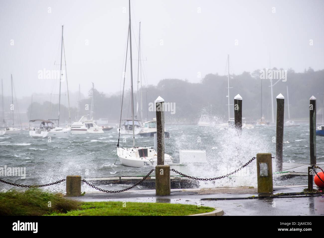 Foto d'archivio di Tropical Storm Henri dal 2021 a Newport, Rhode Island. Vista delle barche a vela e dei moli durante una tempesta. Foto Stock