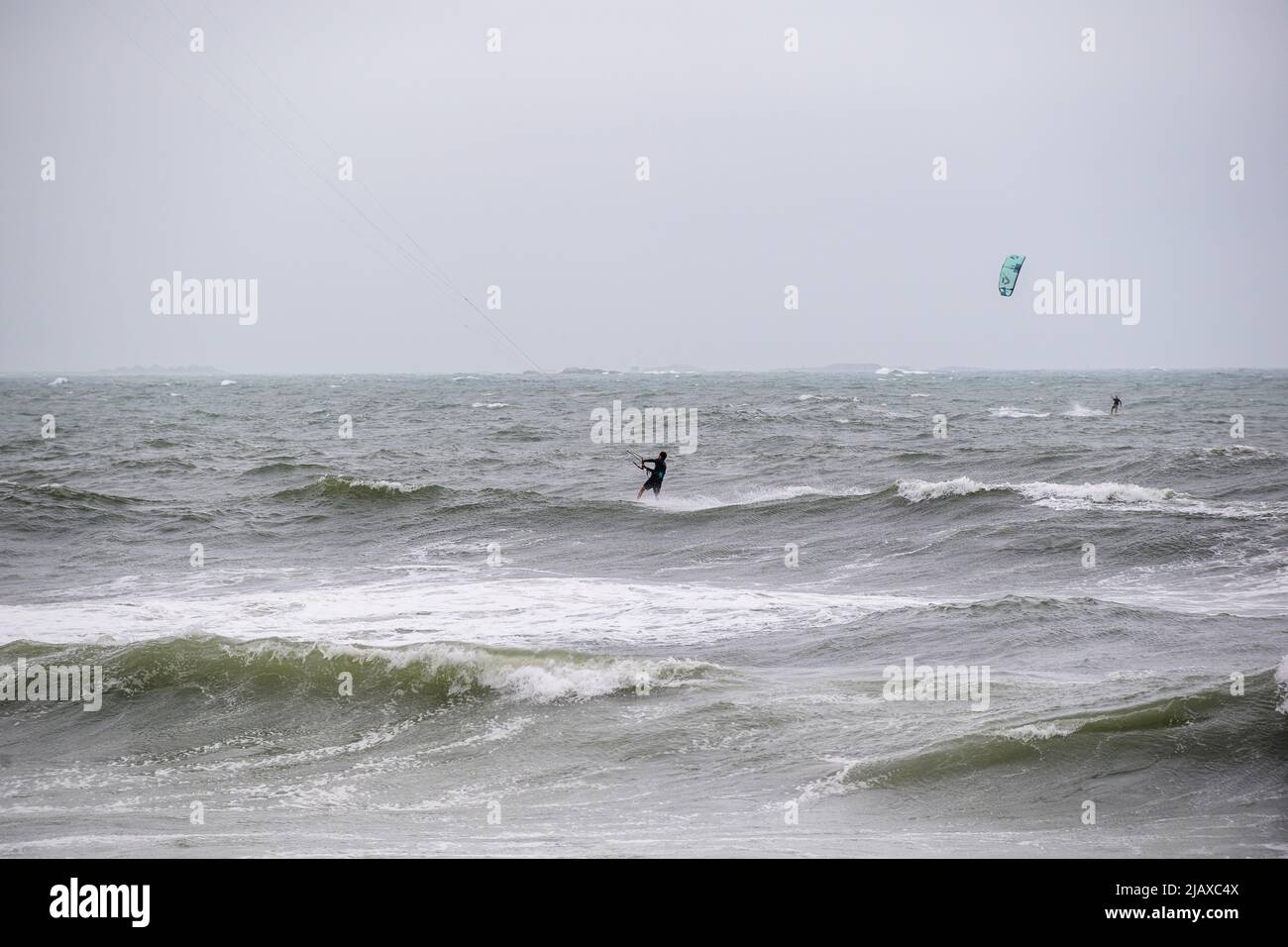 Foto di scorta della tempesta tropicale Henri nel 2021, Newport, RI. Kite surfing in condizioni climatiche estreme. Onde infrangenti, onde infrangenti. Foto Stock