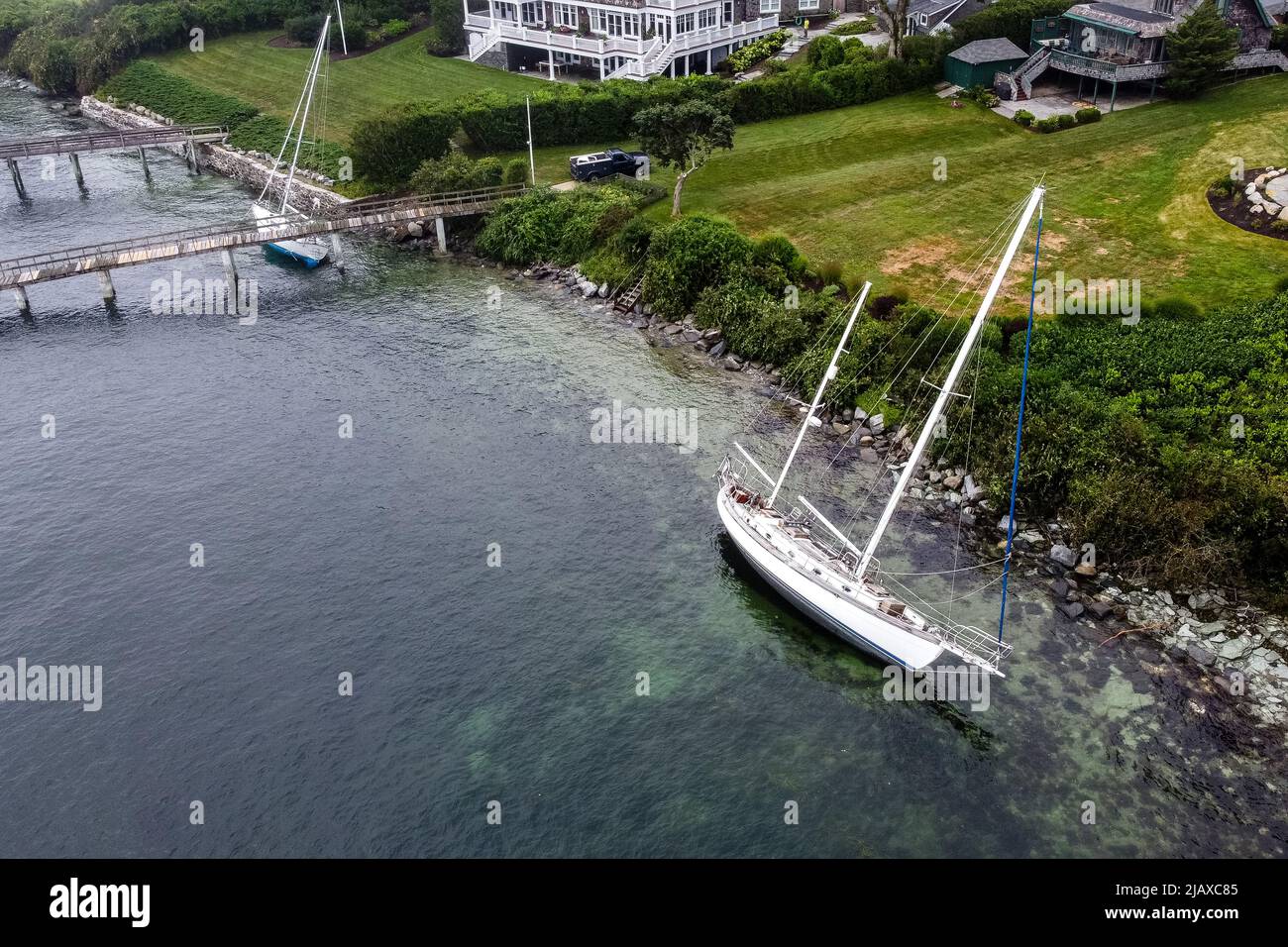 Foto di scorta di tempesta tropicale Henri dal 2021 colpendo Jamestown, Rhode Island. Vista delle barche a vela lavate a terra durante una tempesta. Foto Stock