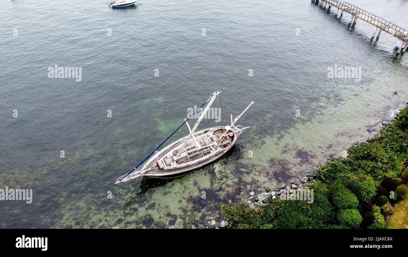 Foto di scorta di tempesta tropicale Henri dal 2021 colpendo Jamestown, Rhode Island. Vista delle barche a vela lavate a terra durante una tempesta. Foto Stock