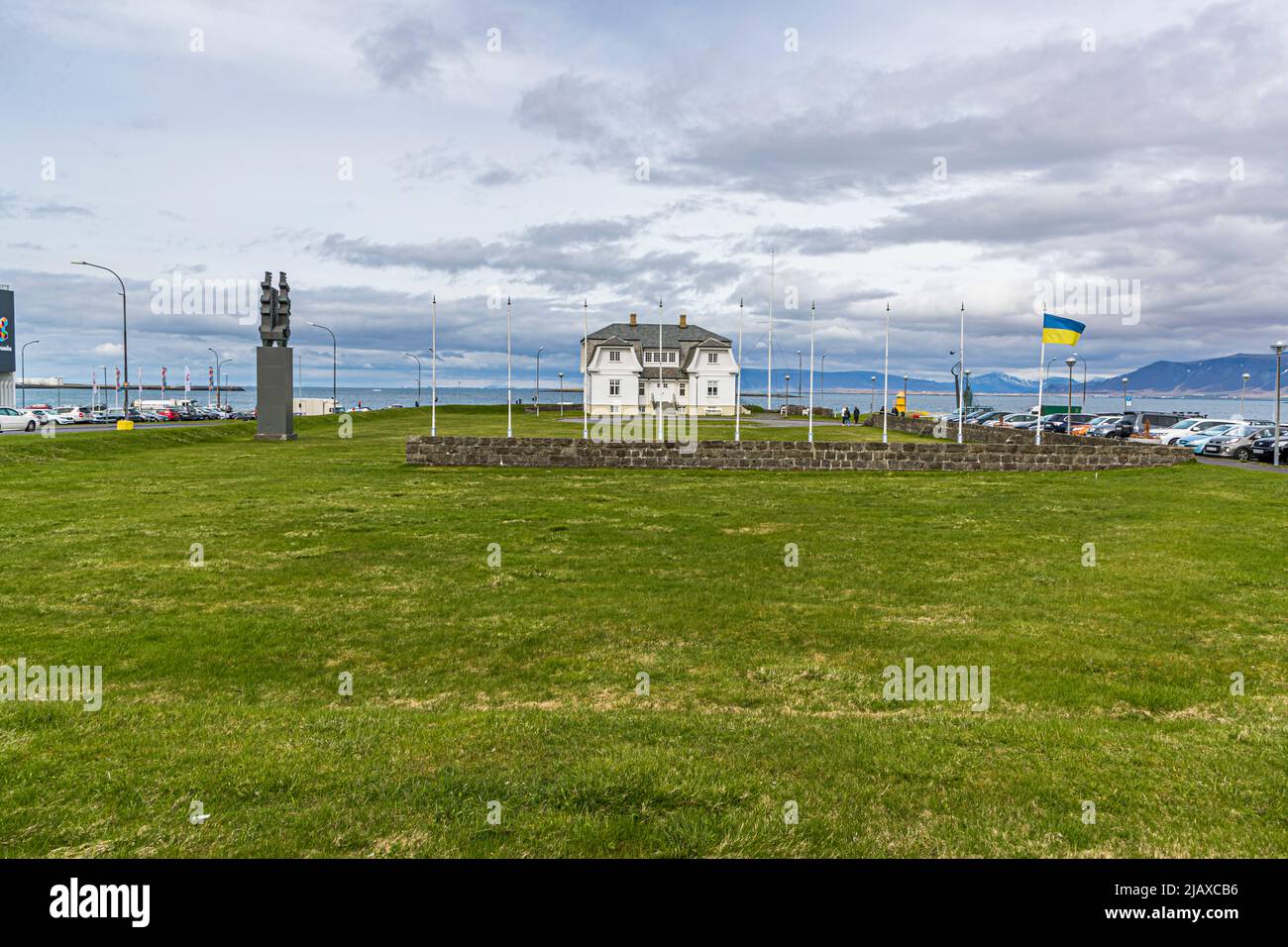 Casa Höfði a Reykjavik, Islanda. Costruita nel 1909, la casa del poeta islandese Einar Benediktsson ospitò anche l'iconico vertice politico di Ronald Reagan e Mikhail Gorbachev. Durante la guerra di aggressione russa, la bandiera Ucraina vola qui Foto Stock