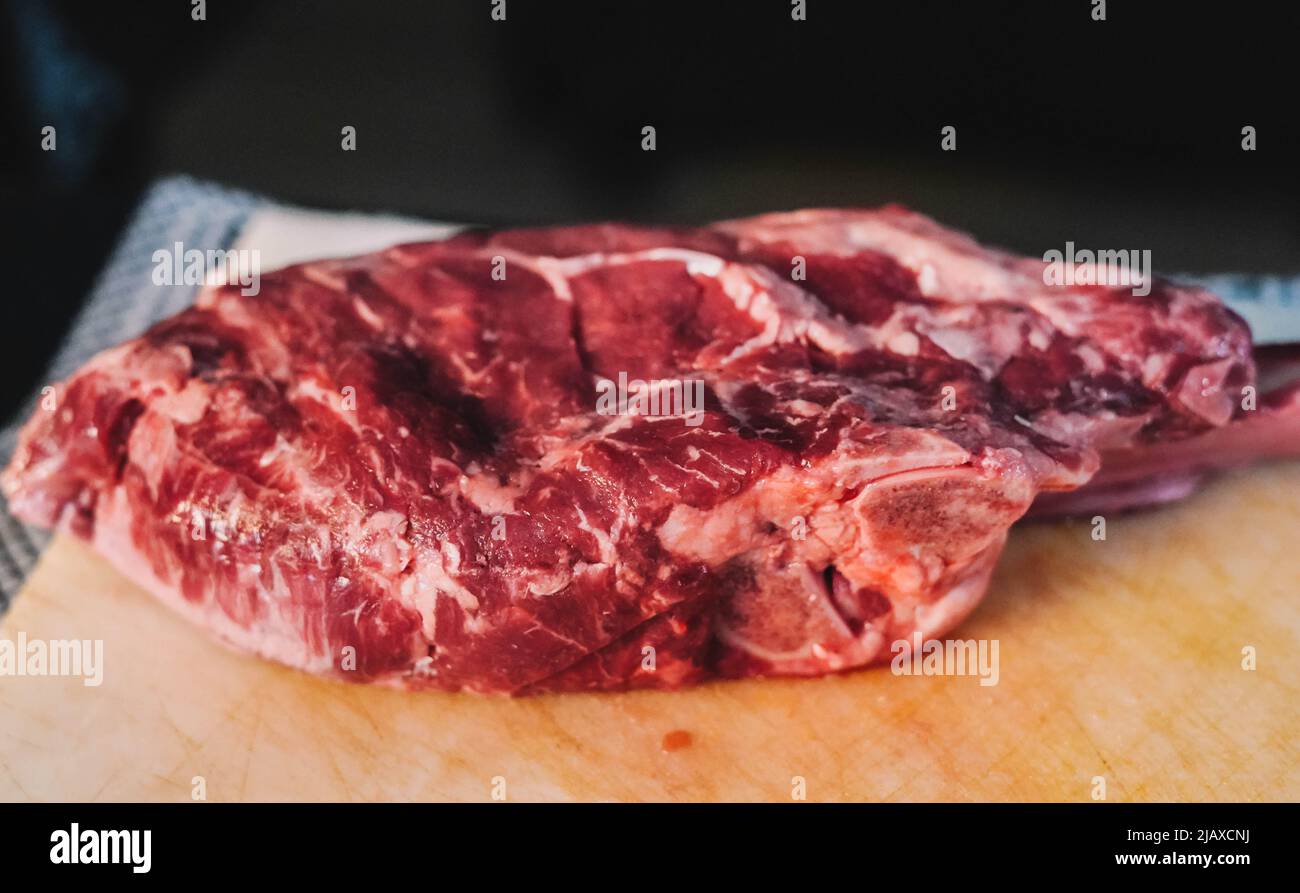 Pezzi di manzo crudo su una tavola Foto Stock