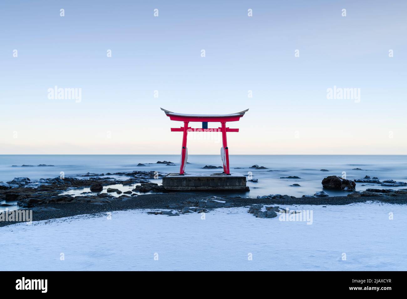 Lunga esposizione vista del santuario Konpira Torii cancello nella neve Foto Stock