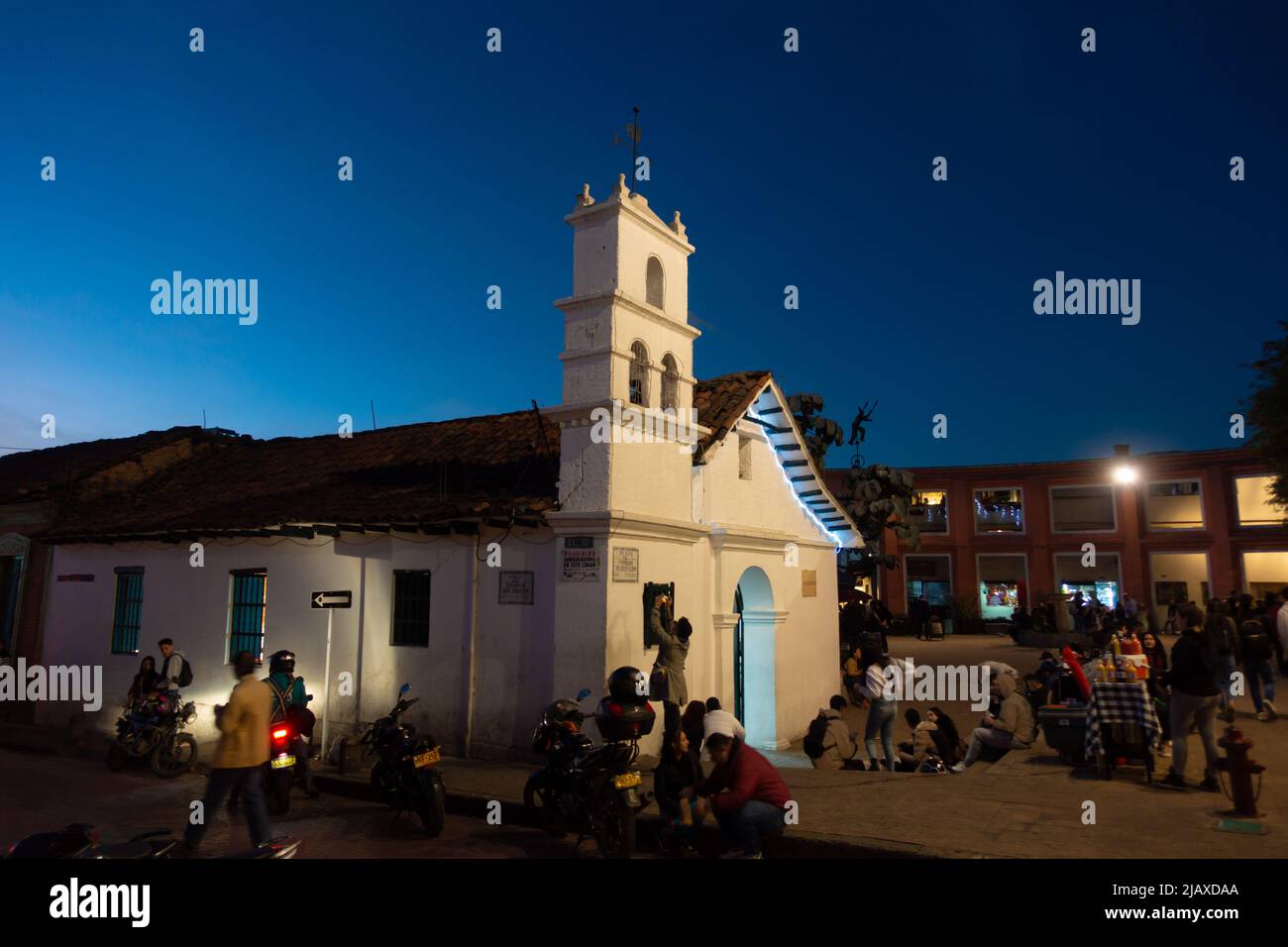 Nel distretto di Candelaria, Bogota, Colombia, 3 maggio 2022. La famosa Plaza del Chorro de Quevedo di notte. Foto Stock