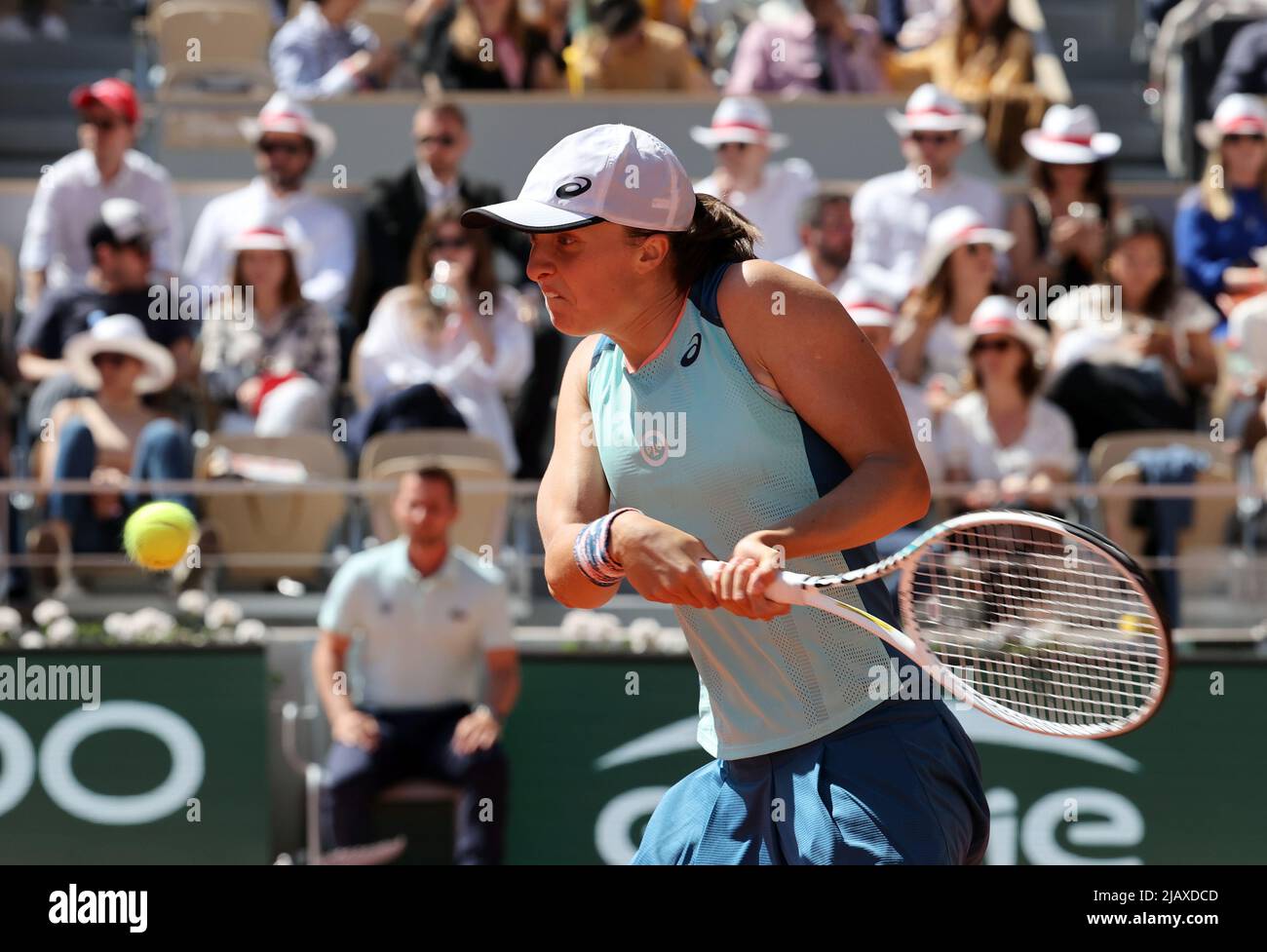 Parigi, Francia. 01st giugno 2022. IgA Swiatek di Polonia ritorna la palla negli Stati Uniti Jessica Pegula durante la loro partita finale del quarto Open di tennis francese a Roland Garros vicino Parigi, Francia, mercoledì June1, 2022. Swiatek ha vinto il 6-3, il 6-2. Foto di Maya Vidon-White/UPI Credit: UPI/Alamy Live News Foto Stock