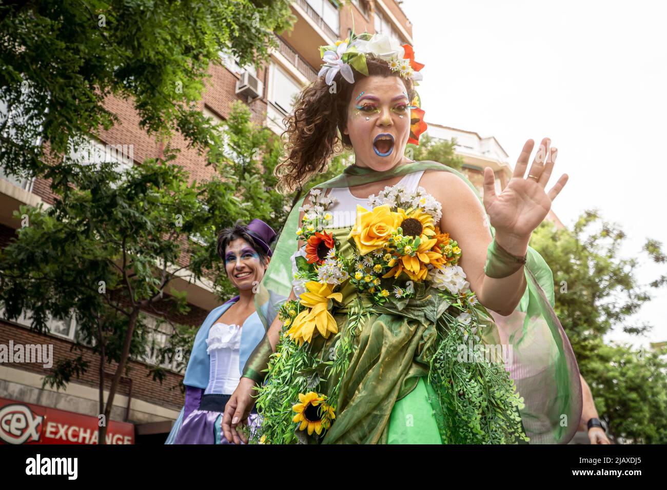 Madrid,Spagna,25292022:donna su palafitte e travestita come un carattere mitologico della natura in una sfilata locale Foto Stock