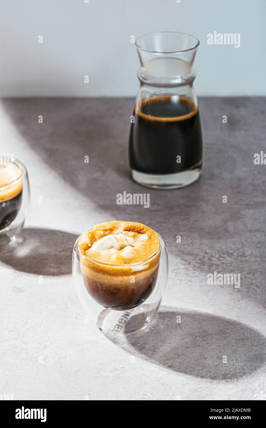 caffè con gelato sul tavolo Foto Stock