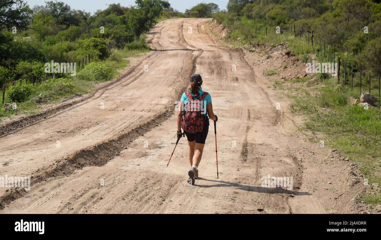 Mujer de mediana edad haciendo senderismo Foto Stock