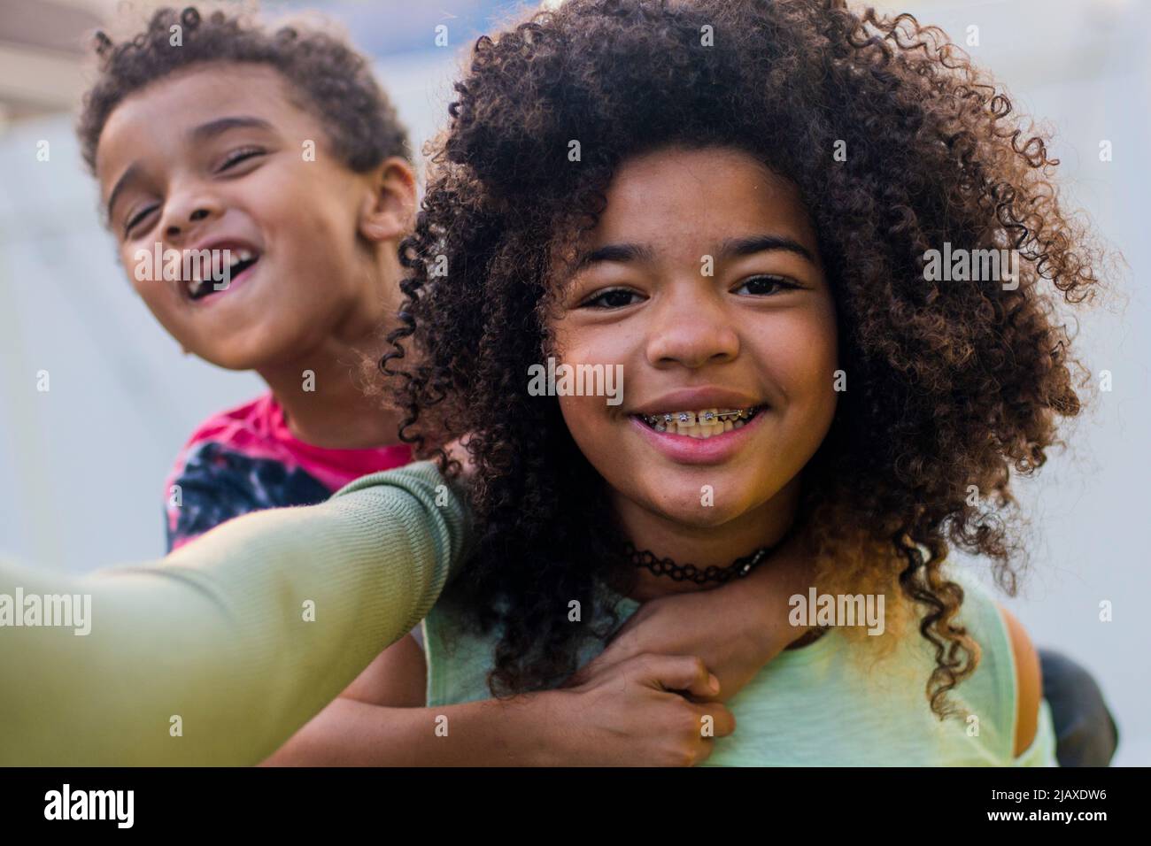 Fratelli che goofing intorno nel cortile Foto Stock