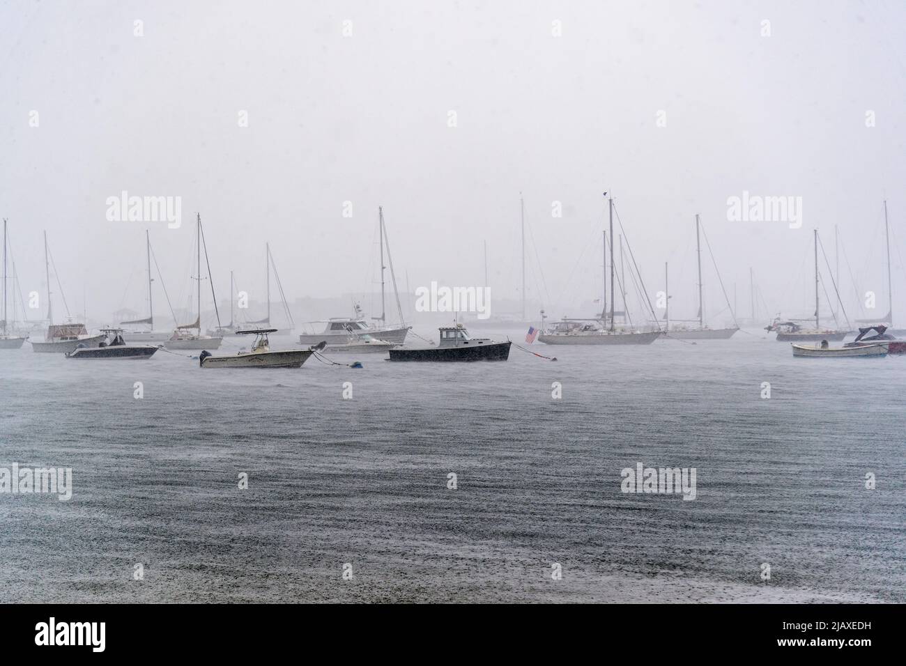 Foto di scorta di Tropical Storm Elsa da 2021 Drenching Newport, Rhode Island. Barche ormeggiate in una tempesta Aquidneck Island. Foto Stock