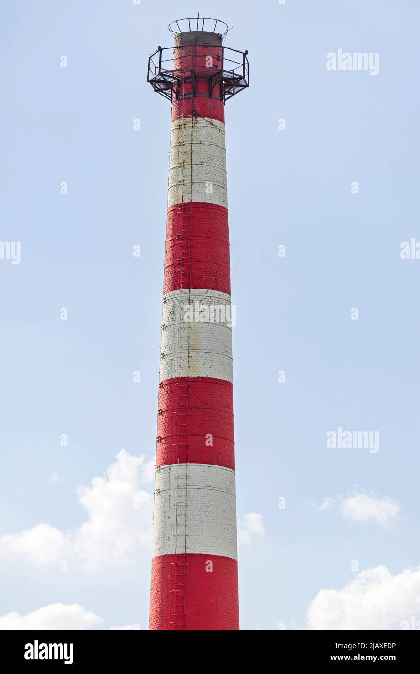 Red and White Paint Tall Bricks Chimney presso Paper Factory Foto Stock