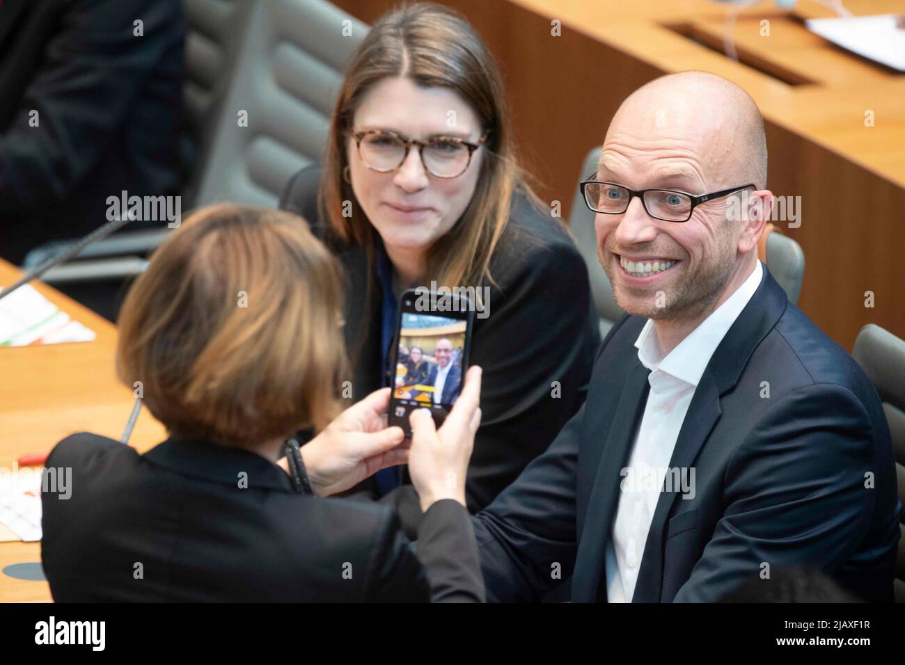 Christian OBROK (SPD), neoeletto deputato, è fotografato da Nadja LUEDERS (LÃ ders), Segretario generale della SPD, sessione costituente del parlamento di Stato della Renania Settentrionale-Vestfalia, nel parlamento di Stato della Renania Settentrionale-Vestfalia, Duesseldorf il 01.06.2022, Ã‚Â © Sven Simon Photo Agency GmbH & Co. Press Photo KG # Princess-Luise-Str 41 # 45479 M uelheim/R uhr # Tel. 0208/9413250 # Fax. 0208/9413260 # GLS Bank # BLZ 430 609 67 # KTO. 4030 025 100 # IBAN DE75 4306 0967 4030 0251 00 # BIC GENODEM1GLS # www.svensimon.net TOP 2: Come fare i piani segreti per ridurre i vecchi debiti municipali guardare poco prima Foto Stock