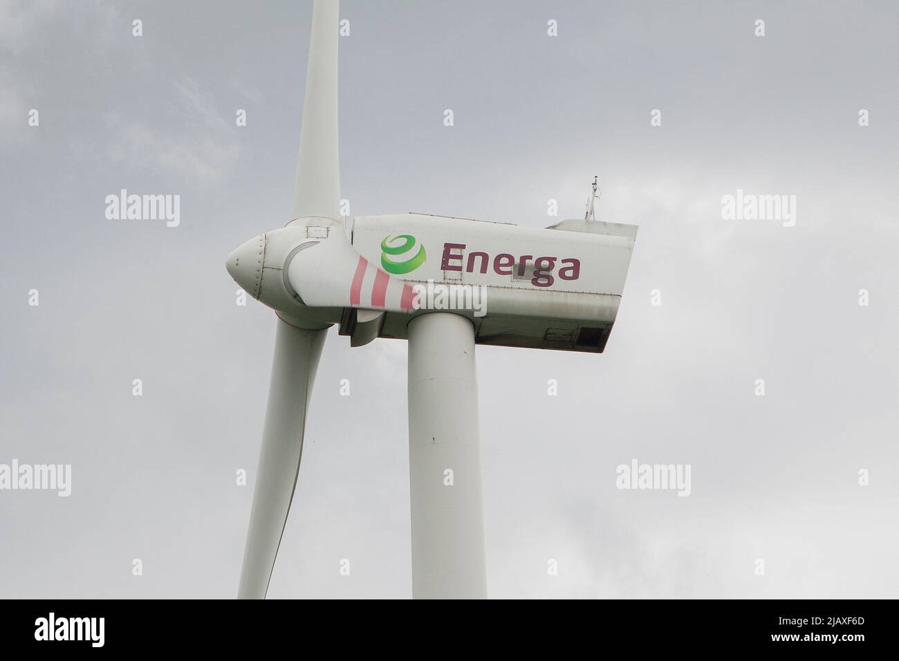 Energa turbina eolica raffigurata in Pomerania, Polonia, - Energa Turbina wiatrowa w Pomorania, Polska Foto Stock