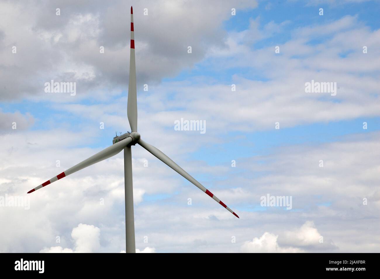 Energa turbina eolica raffigurata in Pomerania, Polonia, - Energa Turbina wiatrowa w Pomorania, Polska Foto Stock