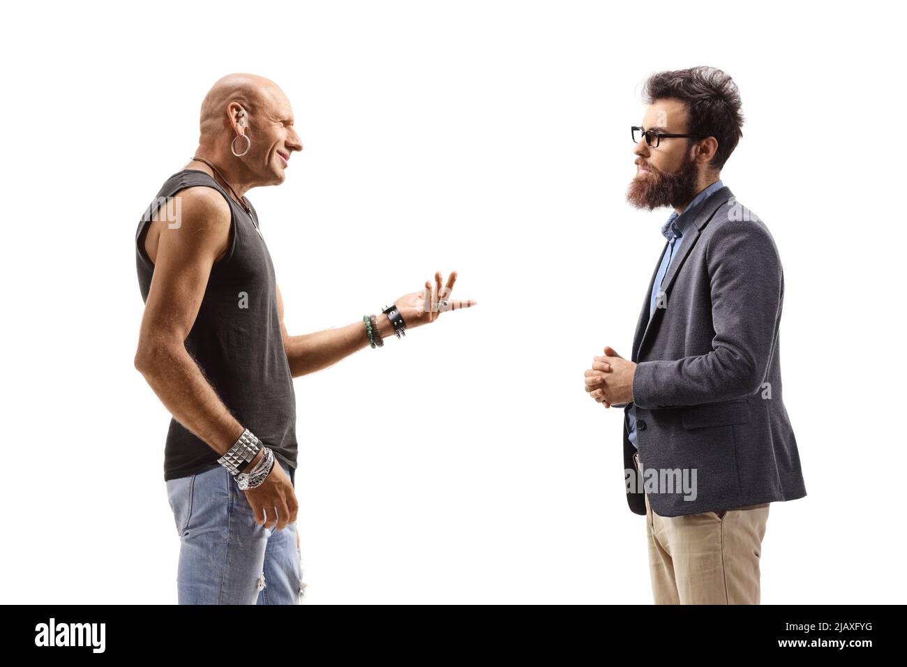 Profilo girato di un hipster maschio che parla con un uomo barbuto isolato su sfondo bianco Foto Stock