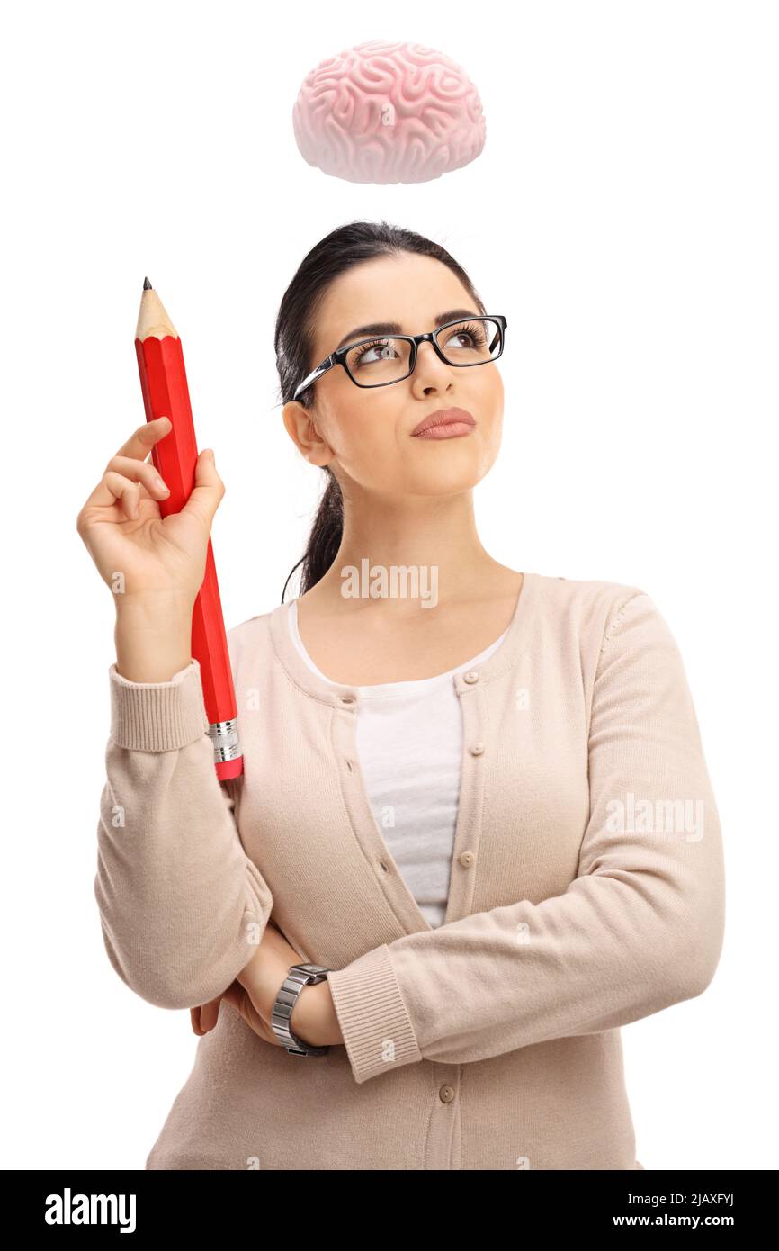 Giovane professoressa femminile con una matita rossa grande pensiero e un cervello fluttuante sopra la sua testa isolato su sfondo bianco Foto Stock