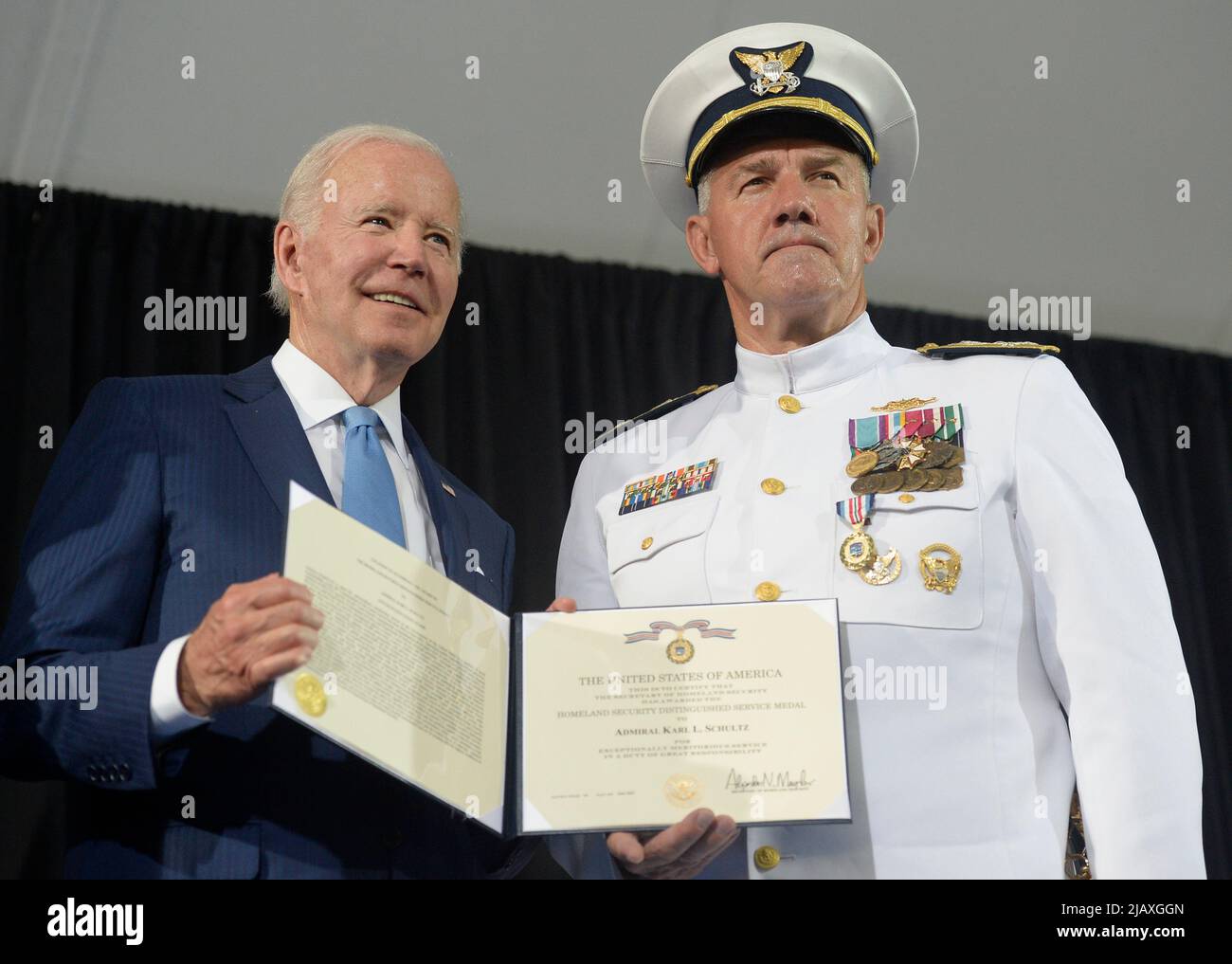 Washington, Stati Uniti. 01st giugno 2022. Il presidente Joe Biden è in piedi con la Guardia Costiera degli Stati Uniti ADM. Karl L. Schultz durante una cerimonia di cambio di comando presso la sede della Guardia Costiera a Washington, DC mercoledì 1 giugno 2022. Guardia costiera ADM. Linda Fagan sta assumendo il comando da Schultz. Photo by Bonnie Cash/Pool/Sipa USA Credit: Sipa USA/Alamy Live News Foto Stock