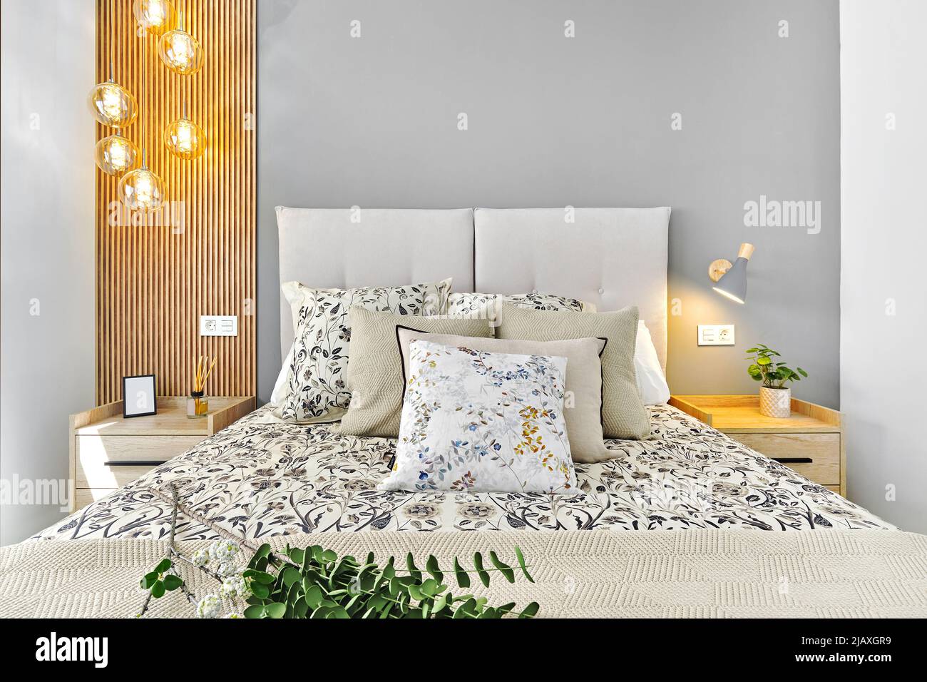 Accogliente camera da letto aggiornata con illuminazione, senza persone. Arredamento moderno per concetto di comfort Foto Stock