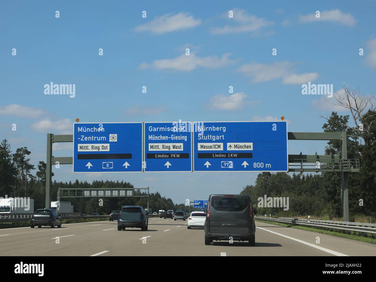 Segnaletica stradale sull'autostrada e il posto in lingua tedesca come monaco di baviera o norimberga e più auto Foto Stock