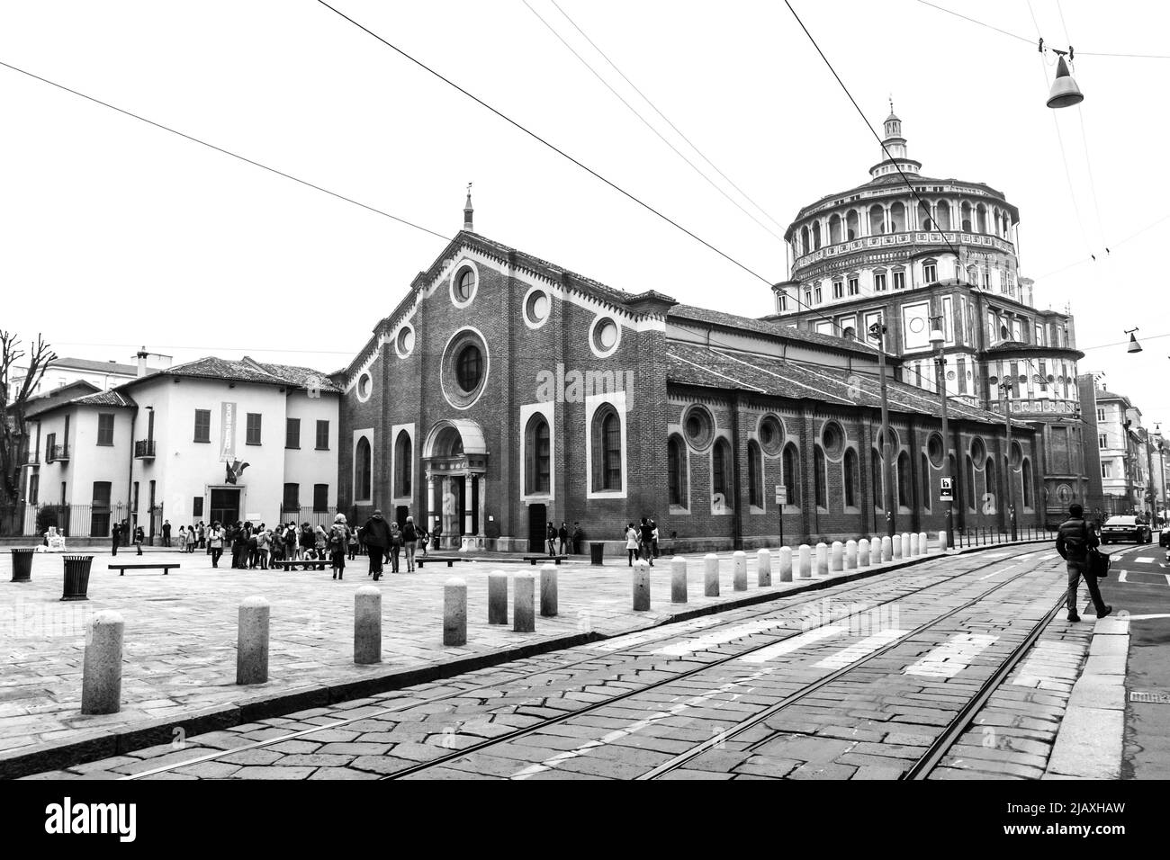 Milano, Italia - 18 marzo 2012: I turisti sono vicini alla Chiesa di Santa Maria delle grazie. Foto Stock