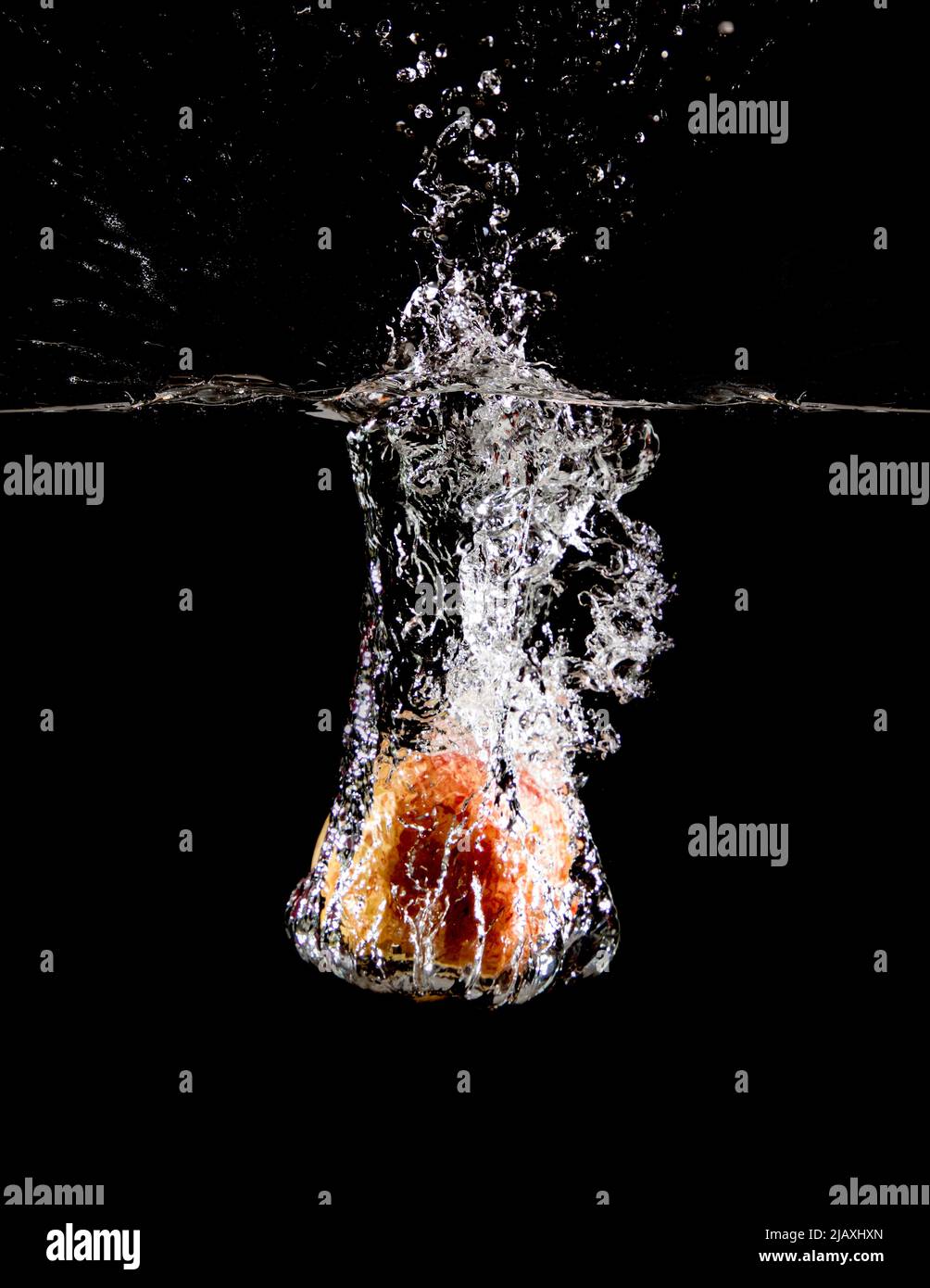 Apple spruzzi in acqua, sfondo nero Foto Stock