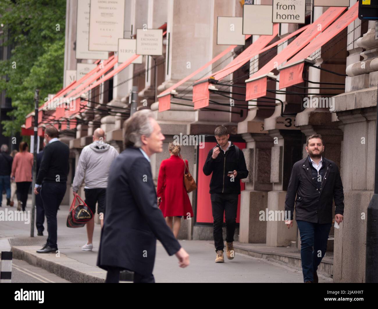Negozi di lusso fuori dal Royal Exchange nella città di Londra Foto Stock