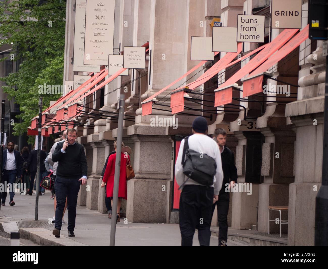Negozi di lusso fuori dal Royal Exchange nella città di Londra Foto Stock