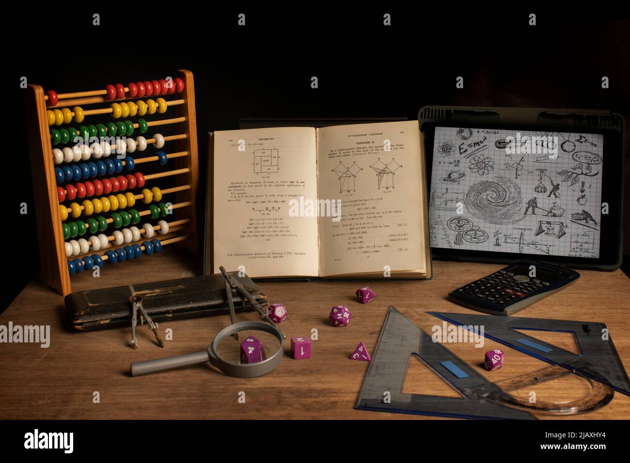 Matematica attraverso le età, Abaco, libro, strumenti matematici, dadi, lente d'ingrandimento, calcolatrice Foto Stock