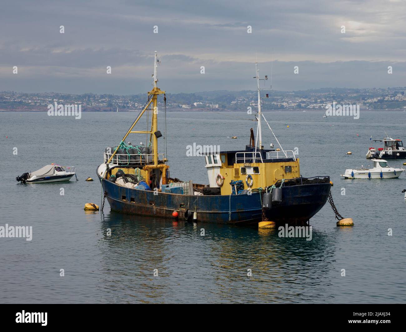 Vecchio peschereccio da traino arrugginito ormeggiato in oxen Cove, Brixham, Devon, UK Foto Stock