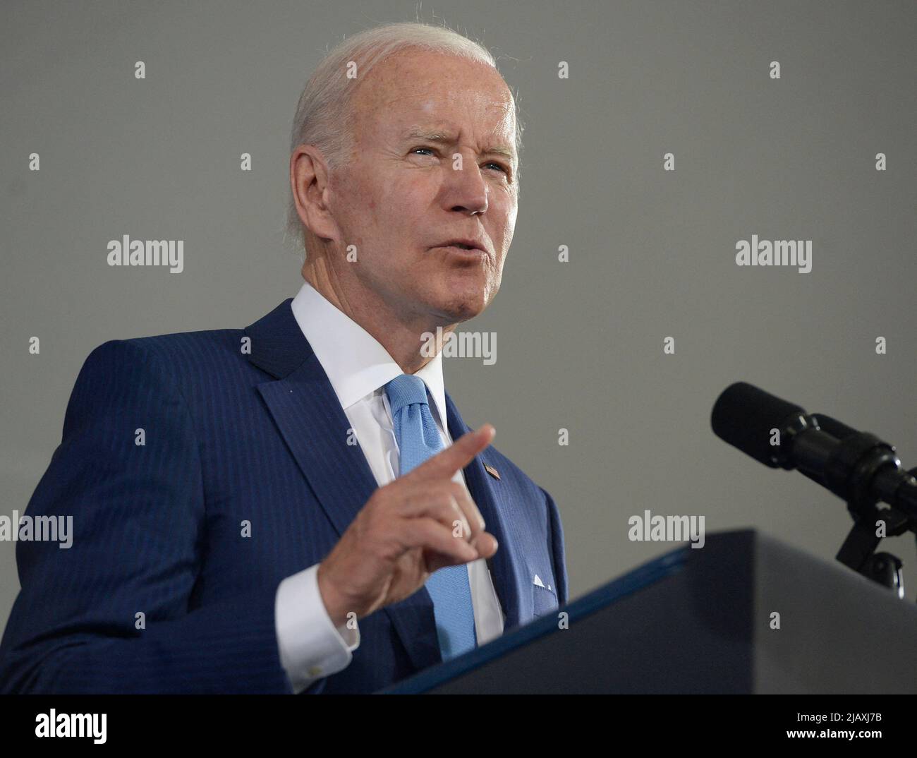 Il presidente Joe Biden parla durante una cerimonia di cambio di comando della Guardia Costiera degli Stati Uniti come ADM. Karl L. Schultz è sollevato da ADM. Linda Fagan come comandante della Guardia Costiera degli Stati Uniti, presso la sede della Guardia Costiera degli Stati Uniti a Washington, DC mercoledì 1 giugno 2022. Foto di Bonnie Cash/Pool/ABACAPRESS.COM Foto Stock