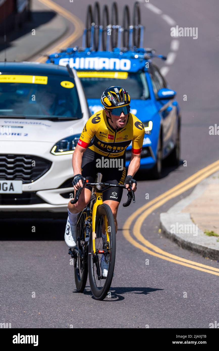 Anna Henderson del team Jumbo Visma in solitaria alla gara ciclistica RideLondon Classique 1, a Maldon, Essex, Regno Unito Foto Stock