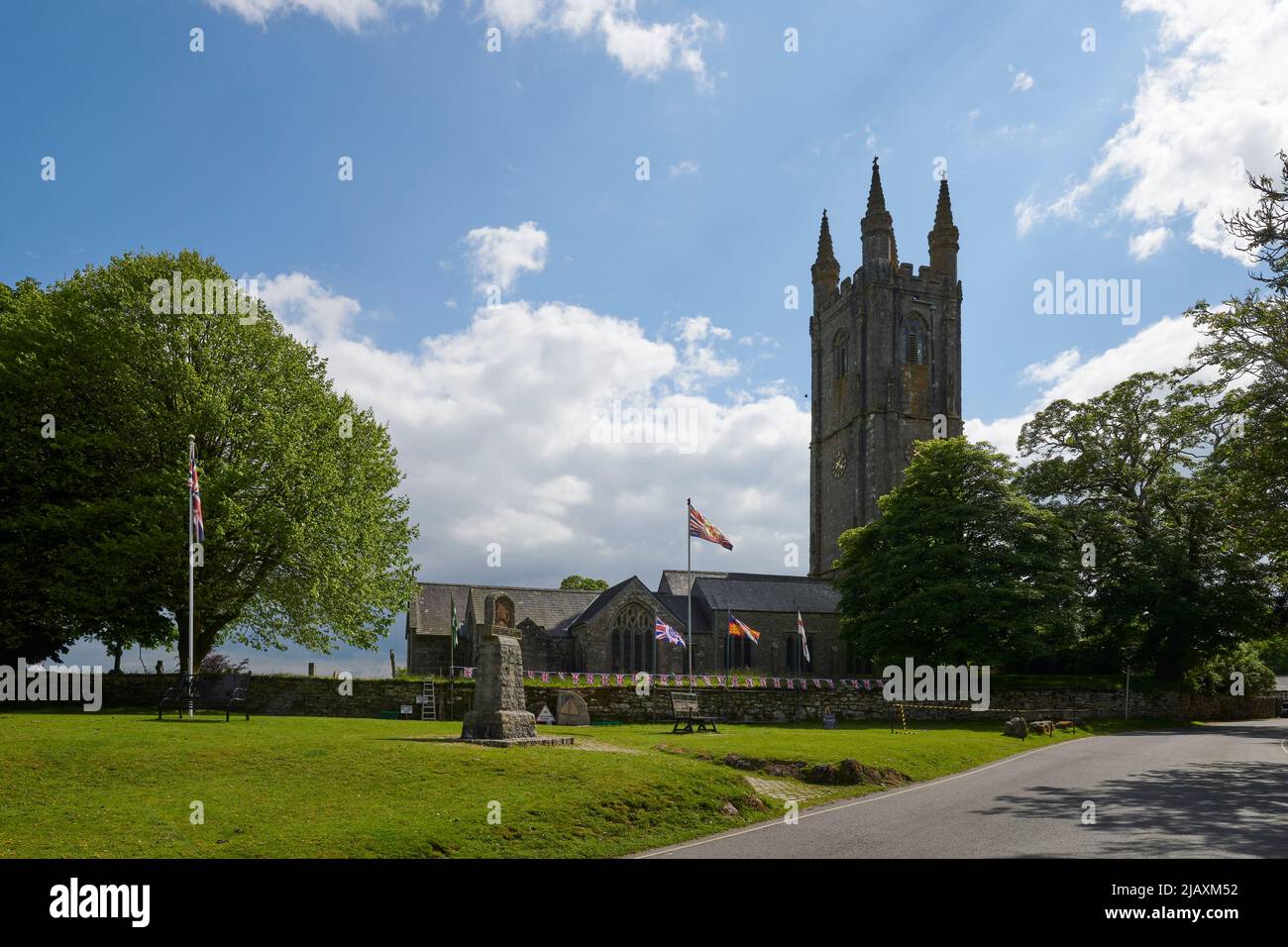 Widecome-in-the-Moor, Devon, Regno Unito. 1st giugno 2022. Platinum Jubilee: Il piccolo villaggio di Dartmoor di Widecombe sul Moro prepara i suoi preparativi finali per il Giubileo della Regina Elisabetta II di HM: Will Tudor/Alamy Live News Foto Stock