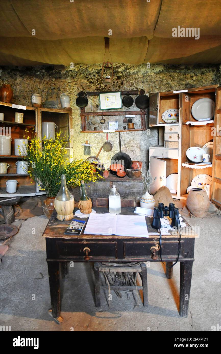 L'interno di un'antica casa contadina a Marsicovetere, un villaggio della Basilicata. Foto Stock