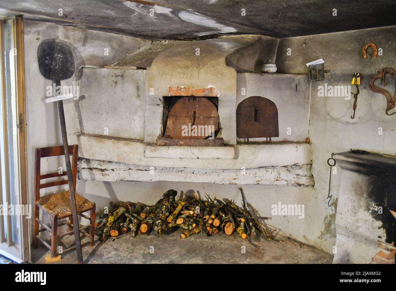 L'interno di un'antica casa contadina a Marsicovetere, un villaggio rurale della Basilicata. Foto Stock