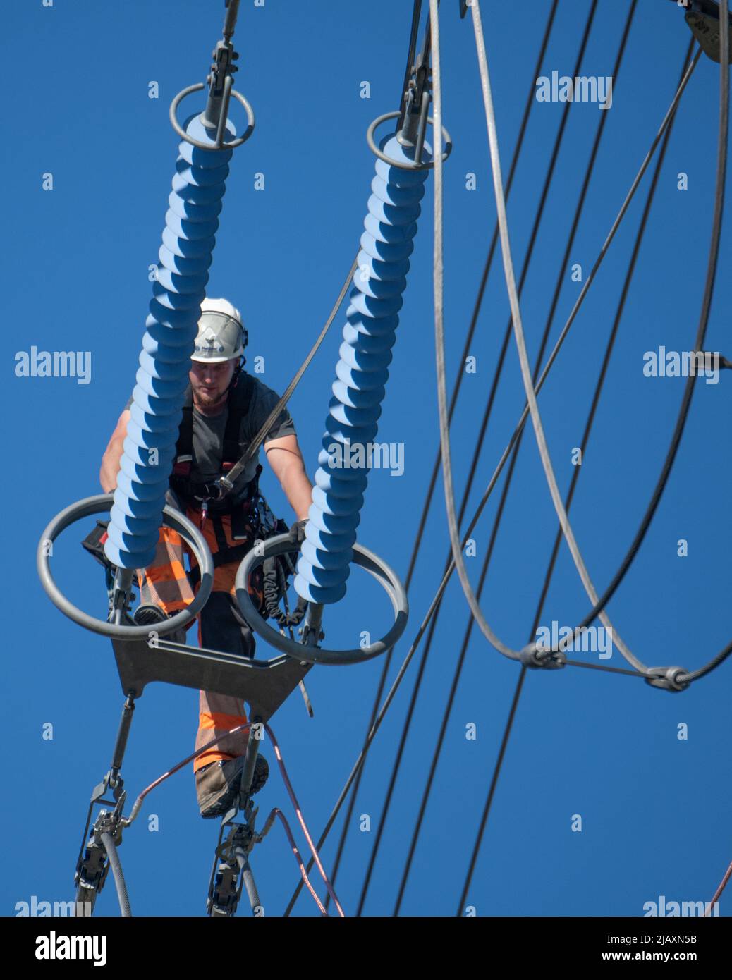 Lambsheim, Germania. 01st giugno 2022. Montatori che lavorano ad un'altezza vertiginosa su una linea elettrica sopraelevata. Credit: Boris Roessler/dpa/Alamy Live News Foto Stock