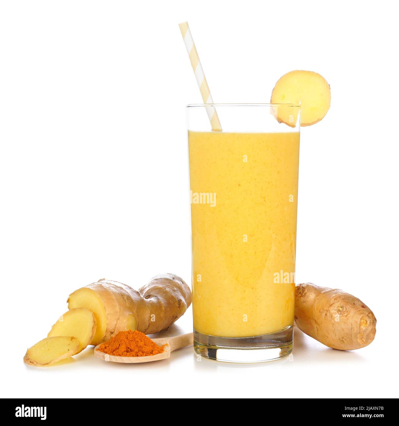 Frullato di ananas, curcuma, zenzero in un bicchiere con ingredienti isolati su sfondo bianco. Sano potenziamento immunitario, perdita di peso, anti-infiammato Foto Stock