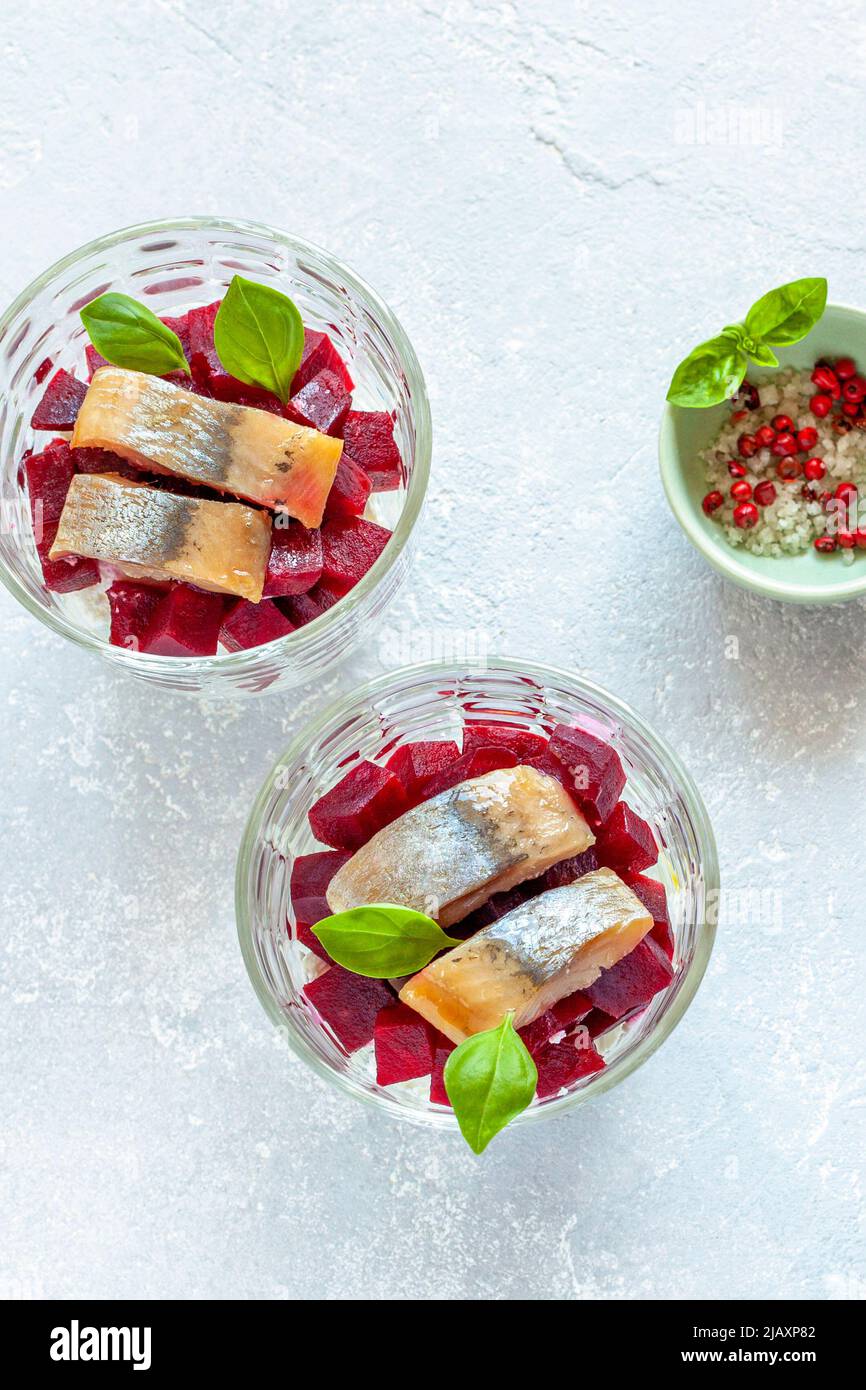 insalata di bietole affumicata servita in ciotole di vetro, vista dall'alto, sfondo grigio argento, idea del piatto di festa Foto Stock