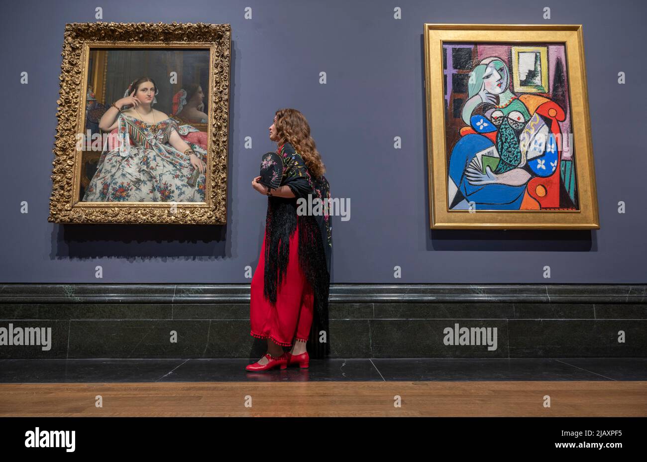 National Gallery, Londra, Regno Unito. 1 giugno 2022. Picasso Ingres: Mostra faccia a faccia esamina due opere straordinarie e interrelate: La donna di Picasso con un libro (1932) e Madame Moitessier di Ingres (1856). Ogni dipinto viene esplorato in profondità, illuminando i parallelismi e le differenze tra le tecniche degli artisti e le ambizioni creative. (A sinistra) Jean-Auguste-Dominique Ingres, «Madame Moitessier», 1856. The National Gallery, Londra. (A destra) Pablo Picasso, 'Donna con un libro', 1932. Fondazione Norton Simon. Credit: Malcolm Park/Alamy Live News. Foto Stock