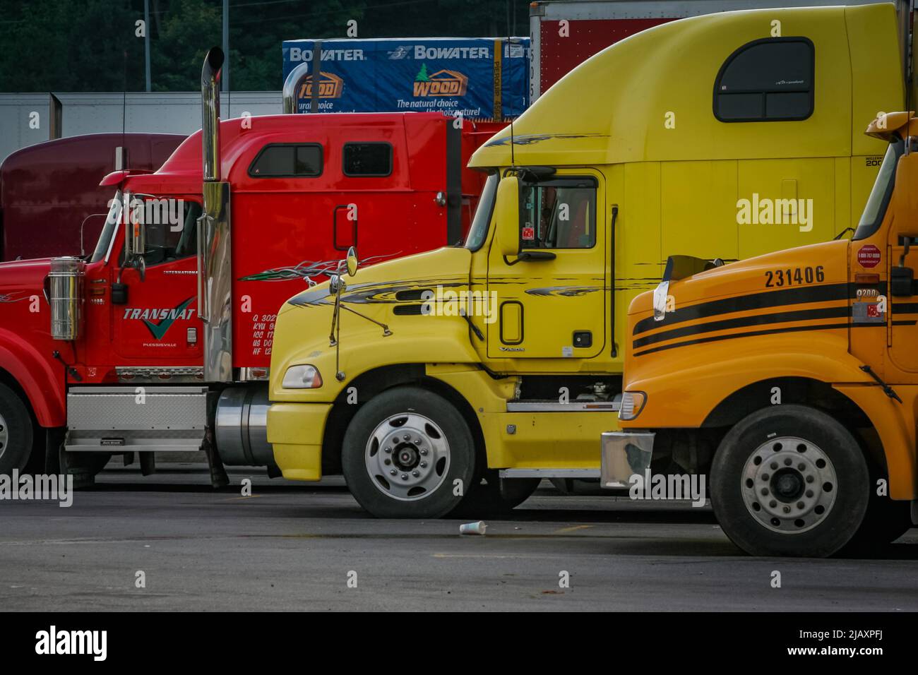 Ottawa, Ontario, Canada, agosto 2005 - i camion di lunga percorrenza parcheggiati in fila ad una fermata di riposo dell'autostrada Foto Stock