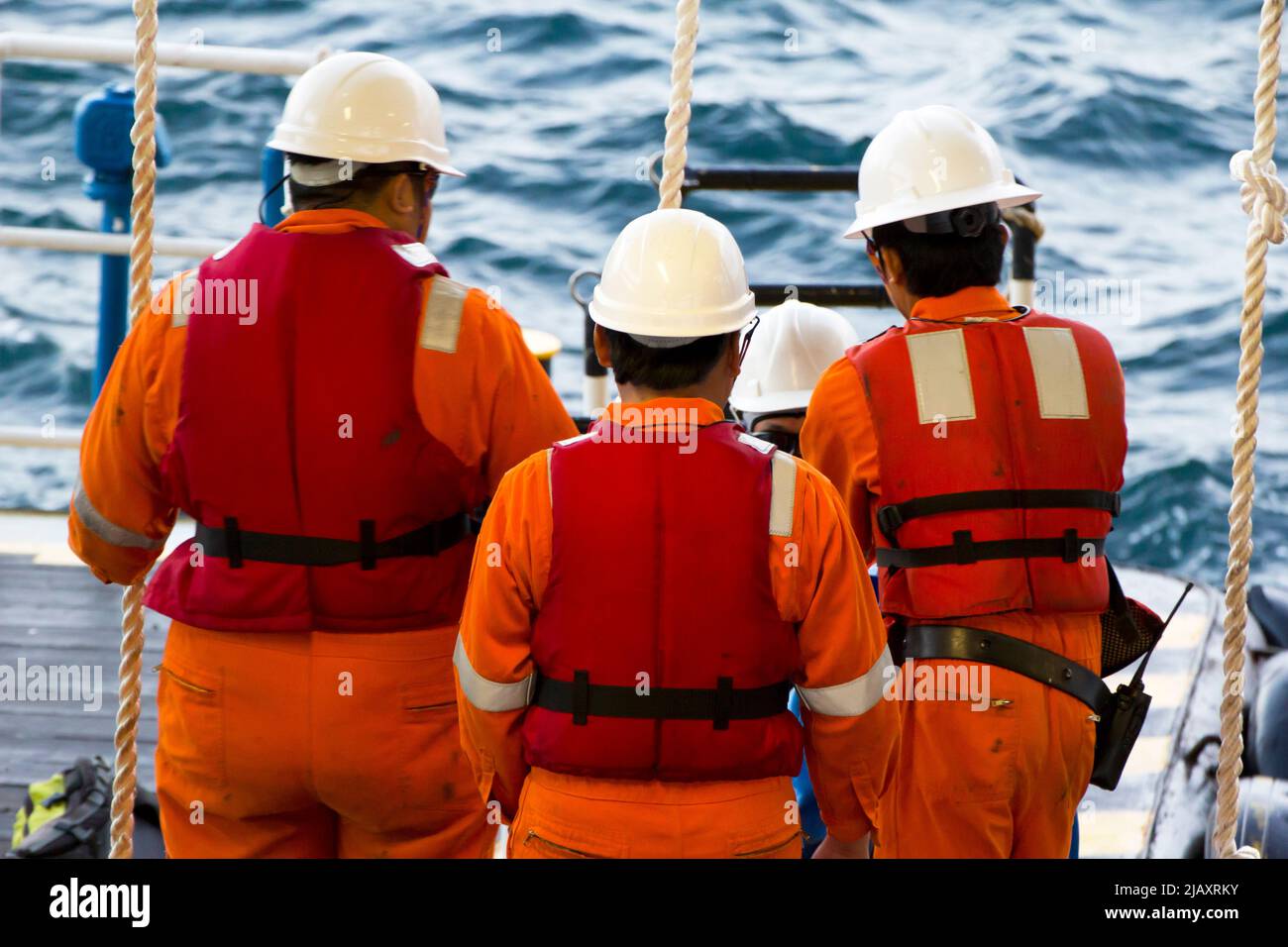 I lavoratori della perforazione vengono trasportati su una nave a piattaforme offshore nel Mar Cinese Meridionale, Brunei. Per entrare nella piattaforma viene utilizzata una fune girevole Foto Stock