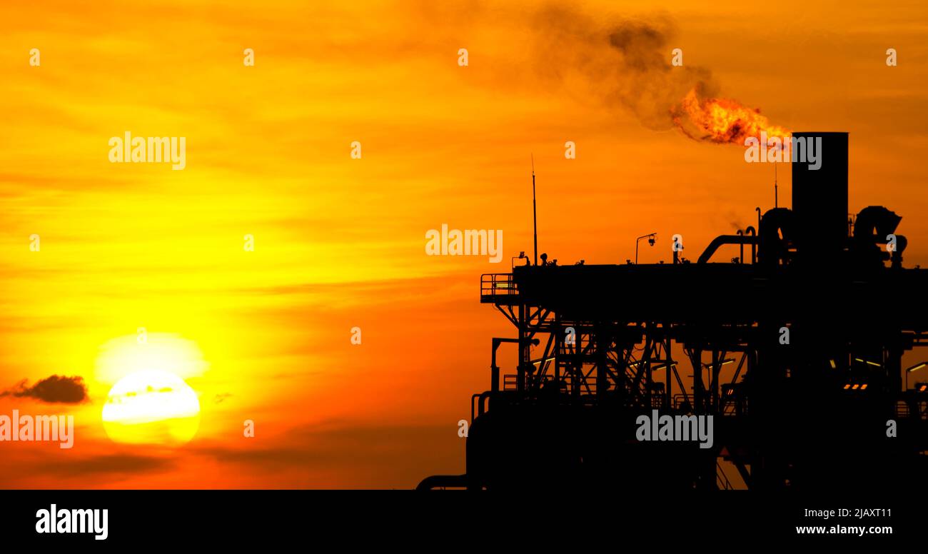 Gas flare e piattaforma petrolifera offshore nel Mar Cinese Meridionale Foto Stock