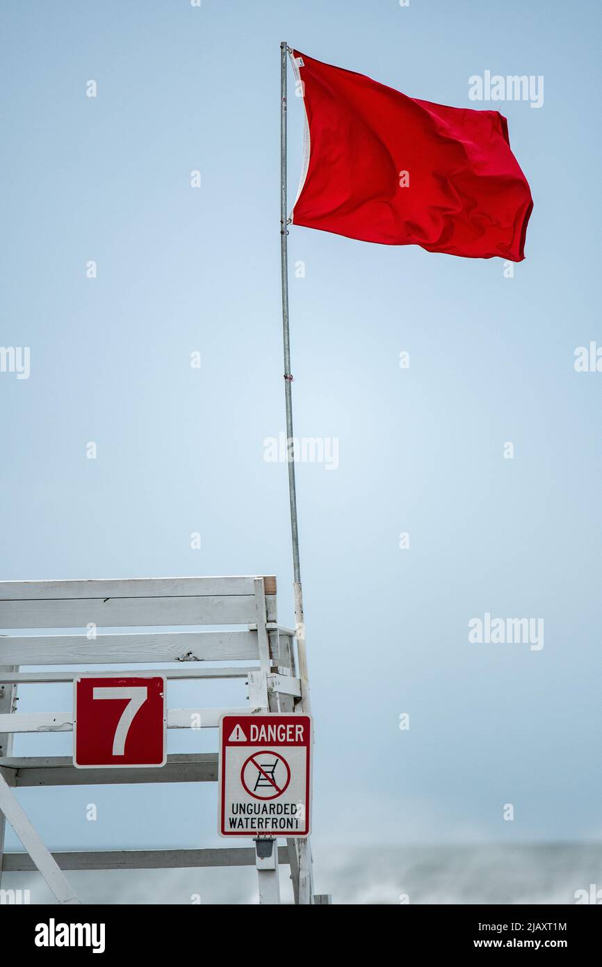 Stock foto di tempesta tropicale Henri nel 2021, Newport, RI. Stock foto di uragano. Stock foto di tempo estremo. Sedia salvabita vuota. Foto Stock