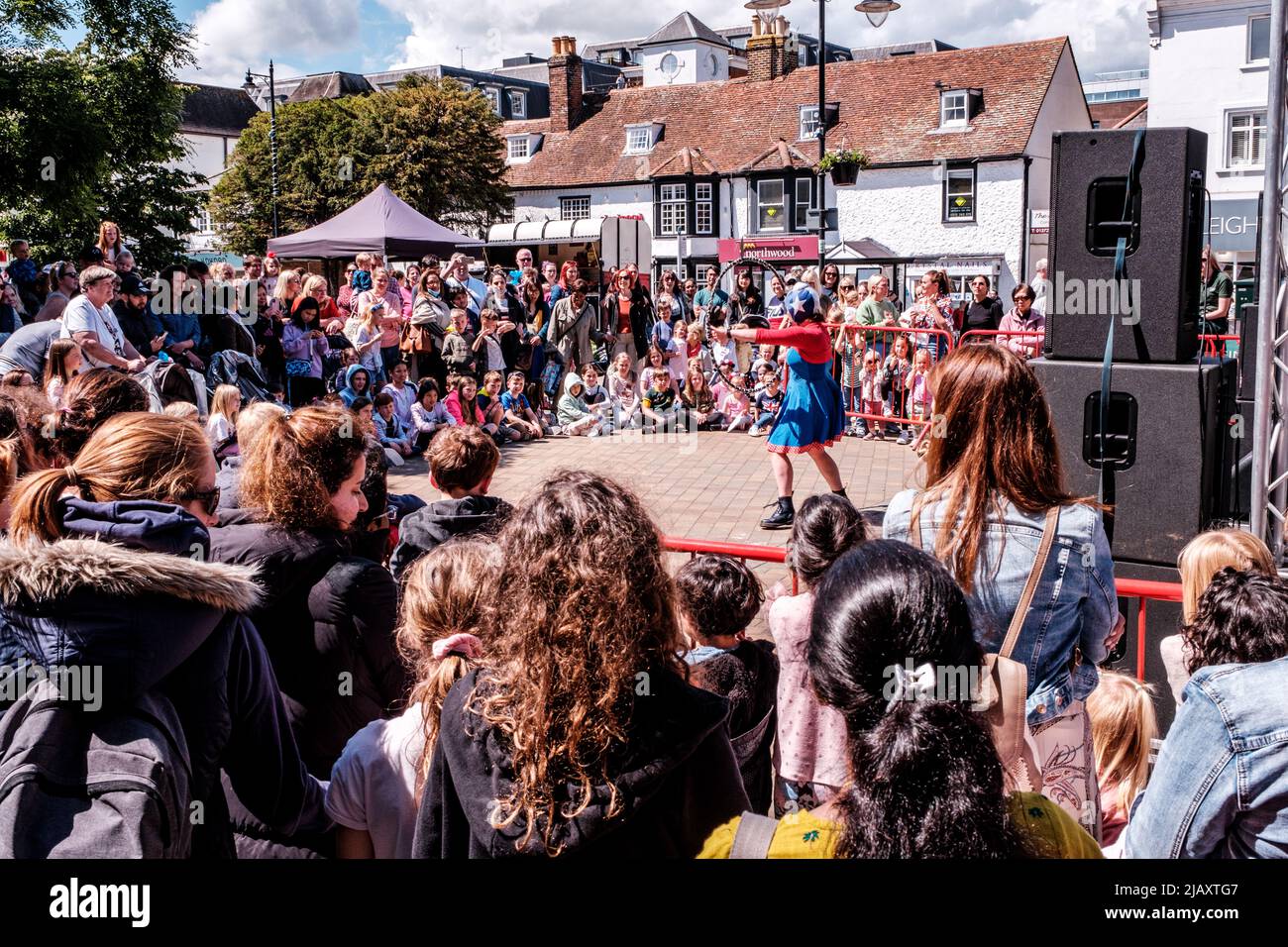 Epsom Surrey, Londra UK, giugno 01 2022, folle di persone felici che celebrano il Britsh Queen Elizabeths Platinum Jubilee Foto Stock